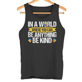 En Un Mundo Donde Puedeser Cualquier Cosaer Amable Día Autista Camiseta sin mangas - Regaloses