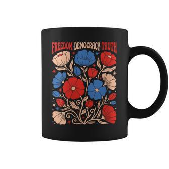 Arte Floral Patriótico Retro De Freedom Democracy Truth Cuello Taza de café - Regaloses