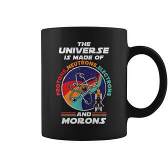 El Universo Está Hecho De Protones Neutrones Electrones Y Idiotas Taza de café - Regaloses