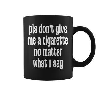 Pls No Me Den Un Cigarrillo No Importa Lo Que Diga In Mangas Taza de café - Regaloses