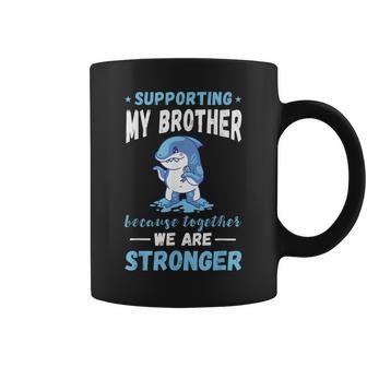 Tiburón De Concienciaobre El Autismo Apoyando A Mi Hermano Taza de café - Regaloses