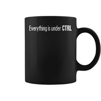 Todo Está Bajo Ctrl Computer Geek Departamento De Ti Taza de café - Regaloses
