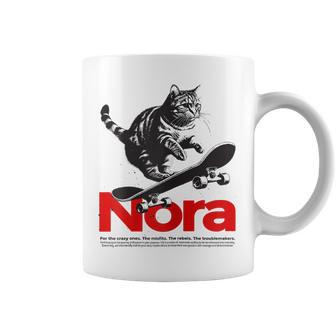 Nora Bonito Nombre De Chica Con Gato Y Monopatín Taza de café - Regaloses