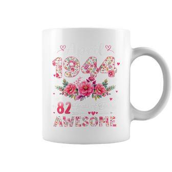 オンバック 82歳 1944年4月 花柄 82歳の誕生日 コーヒーマグ - Kawaiitshirt