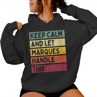 Mantén La Calma Y Deja Que Marquese Encargue De Este Divertido Estilo Retro Personalizado Cuello Sudadera con capucha para mujer - Regaloses