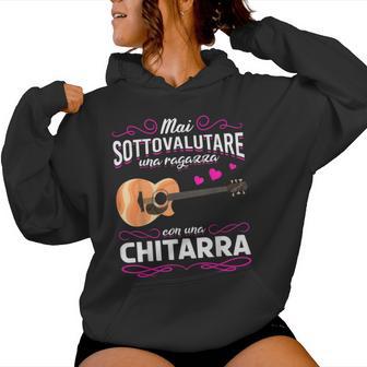 Regalo Maiottovalutare Una Ragazza Con Una Chitarra Felpa con cappuccio da donna - Novitaregali