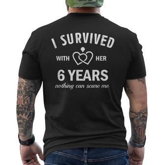 6º Aniversario De Boda Juntos -Obrevivieron 6 Años Con Ella Camiseta Hombre Estampado Espalda - Regaloses