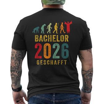 Bachelor Geschafft Bestanden Abschluss 2026 T-Shirt mit Rückendruck - Geschenkecke