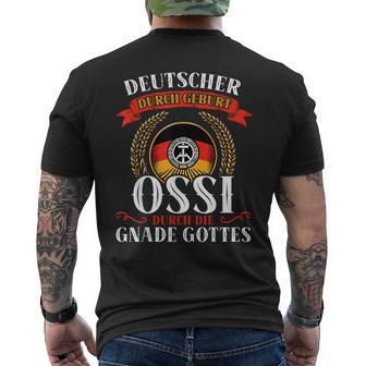 Deutscher Durch Geburt Ossi Durch Die Gnade Gottes T-Shirt mit Rückendruck - Geschenkecke