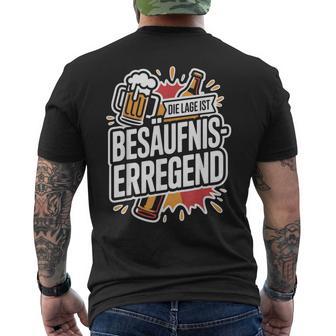 Die Lage Ist Besäufniserregend Daydrinkingaufen Party Bier T-Shirt mit Rückendruck - Geschenkecke