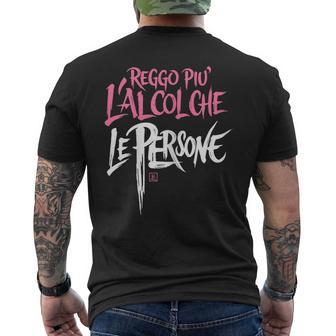 Divertenti Alcoliche Donna Reggo Più Alcol Che Persone T-shirt da uomo con stampa posteriore - Novitaregali