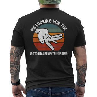 Me Looking For The Motorhaubenentriegelung T-shirt imprimé au dos - Cadeauxyz