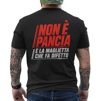 Non È Pancia È La Maglia Che Fa Difetto Ironica Divertente T-shirt da uomo con stampa posteriore - Novitaregali