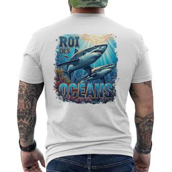 Enfant Requin Majestueux Dans L’Océan Avec Coraux Et Poissons T-shirt imprimé au dos - Cadeauxyz