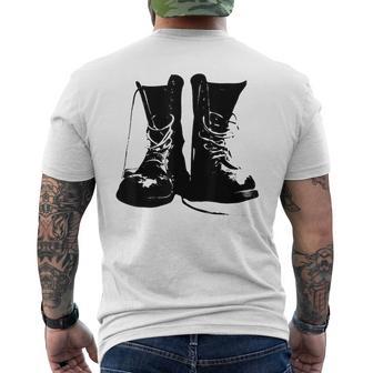 Groupe De Punk Rocker Des Années 90 Avec Grunge Rock Boots T-shirt imprimé au dos - Cadeauxyz