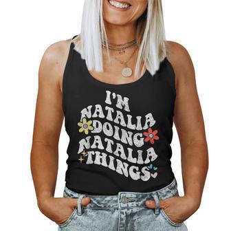 Retro Groovy Im Natalia Haciendo Natalia Cosas Divertidas Madre Camiseta sin mangas para mujer - Regaloses