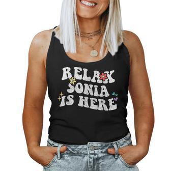 Retro Groovy Relaxonia Is Here Nombre Del Día De La Madre Camiseta sin mangas para mujer - Regaloses