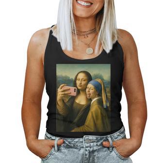 女の子の真珠のイヤリングを持つモナリザの自撮り面白いアート レディースタンクトップ - Kawaiitshirt