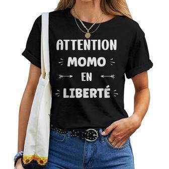 Attention Momo En Liberté Prénom Citation Drôle Momo T-shirt femme - Cadeauxyz