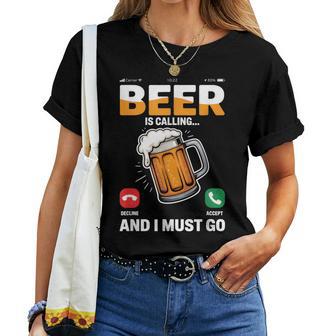 Beer Is Calling I Must Go Pantalla Del Teléfonoaso De Cerveza Beber Camiseta de mujer - Regaloses