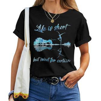 Laie Est Courte Mais Douce Pour Certaines Guitares T-shirt femme - Cadeauxyz