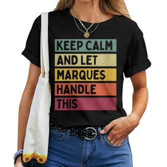 Mantén La Calma Y Deja Que Marquese Encargue De Este Divertido Estilo Retro Personalizado Cuello Camiseta de mujer - Regaloses