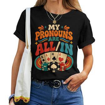 Mes Pronomsont Tous Dans Le Jeu Rétro Groovy Poker Players T-shirt femme - Cadeauxyz