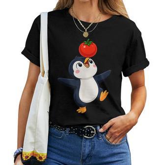 Mignon Pingouin Dansant Équilibrant Les Tomates Et Légumes Amusants T-shirt femme - Cadeauxyz