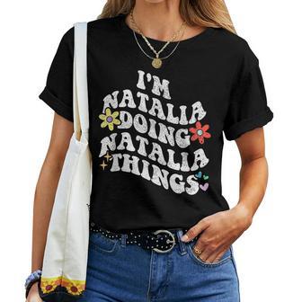 Retro Groovy Im Natalia Haciendo Natalia Cosas Divertidas Madre Camiseta de mujer - Regaloses