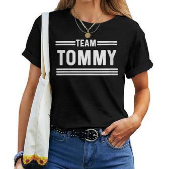 Team Tommy -Urname Neck Camiseta de mujer - Regaloses