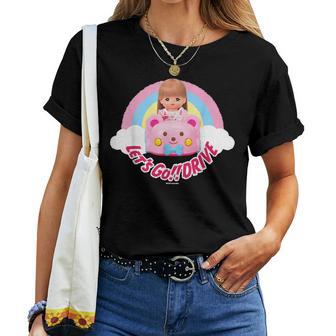 メルちゃん くまさんカーでlet's Go Drive 〜Under The Rainbow〜【片面プリント】 レディースTシャツ - Kawaiitshirt