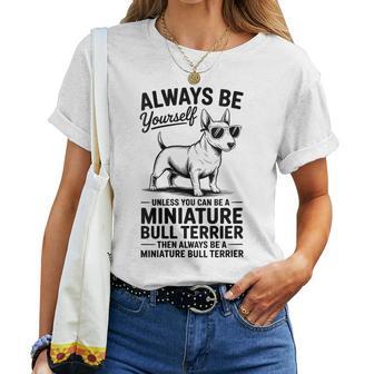 É Un Perro Bull Terrier En Miniatura Divertido Bull Terrier En Miniatura Cuello Camiseta de mujer - Regaloses