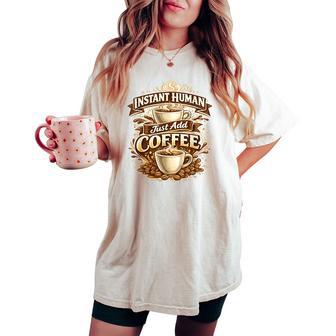 Instant Human Just Add Coffee 面白いカフェインの引用 レディースオーバーサイズコンフォートTシャツ - Kawaiitshirt