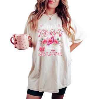 オンバック 82歳 1944年4月 花柄 82歳の誕生日 レディースオーバーサイズコンフォートTシャツ - Kawaiitshirt