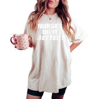 独占的なナースtシャツ Nurses Do It Better レディースオーバーサイズコンフォートTシャツ - Kawaiitshirt