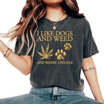 J'aime Les Chiens Et L'herbe Et Peut-Être 3 Personnes T-shirt oversize confortable pour femme - Cadeauxyz
