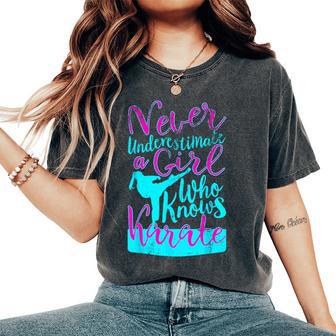 Never Underestimate A Girl Who Knows Karate Citazione Divertente T-shirt comoda oversize da donna - Novitaregali