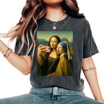 女の子の真珠のイヤリングを持つモナリザの自撮り面白いアート レディースオーバーサイズコンフォートTシャツ - Kawaiitshirt