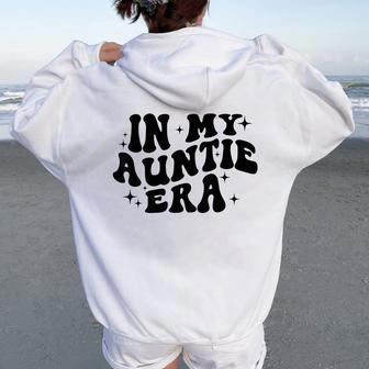 In My Auntie Era Camisa Groovy Aunt Retro Cool Aunt Cumpleaños Women Oversized Hoodie Back Print - Regaloses