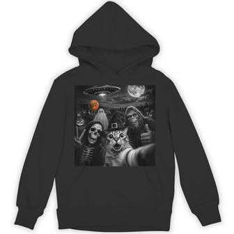 Cat Selfie With Bigfoot Skeleton Alien Ufo Cat Lover Hoodie - Thegiftio UK