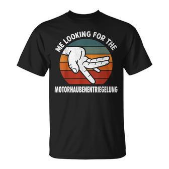 Me Looking For The Motorhaubenentriegelung T-Shirt - Cadeauxyz