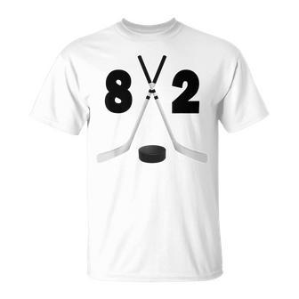 Deporte Palos De Hockey Y Disco Con El Número Ochenta Dos-No 82 Camiseta unisex - Regaloses