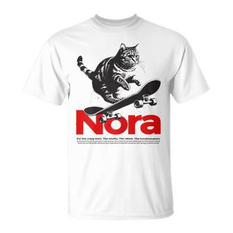 Nora Bonito Nombre De Chica Con Gato Y Monopatín Camiseta unisex - Regaloses