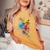 花 カラフル アート 描画 抽象 グラフィック 花 レディースオーバーサイズコンフォートTシャツ Mustard 花 カラフル アート 描画 抽象 グラフィック 花 レディースオーバーサイズコンフォートTシャツ Mustard