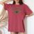 Plant Manager ウィードリーフ カンナビスポット マリファナ Usa レディースオーバーサイズコンフォートTシャツ Crimson Plant Manager ウィードリーフ カンナビスポット マリファナ Usa レディースオーバーサイズコンフォートTシャツ Crimson