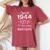 オンバック 82歳 1944年4月 花柄 82歳の誕生日 レディースオーバーサイズコンフォートTシャツ Crimson オンバック 82歳 1944年4月 花柄 82歳の誕生日 レディースオーバーサイズコンフォートTシャツ Crimson