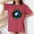 3I Atlas Interstellarisitor Missionパッチデザイン レディースオーバーサイズコンフォートTシャツ Crimson 3I Atlas Interstellarisitor Missionパッチデザイン レディースオーバーサイズコンフォートTシャツ Crimson