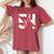 野球選手 ジャージ 番号54 54 Proud Baseball Mom Dad レディースオーバーサイズコンフォートTシャツ Crimson 野球選手 ジャージ 番号54 54 Proud Baseball Mom Dad レディースオーバーサイズコンフォートTシャツ Crimson