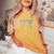 Pacific Crest Trail Thru ハイキングシャツギフト。男性にも女性にも。 レディースオーバーサイズコンフォートTシャツ Mustard Pacific Crest Trail Thru ハイキングシャツギフト。男性にも女性にも。 レディースオーバーサイズコンフォートTシャツ Mustard