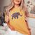 カラフルなインドの象の花柄象アート レディースオーバーサイズコンフォートTシャツ Mustard カラフルなインドの象の花柄象アート レディースオーバーサイズコンフォートTシャツ Mustard